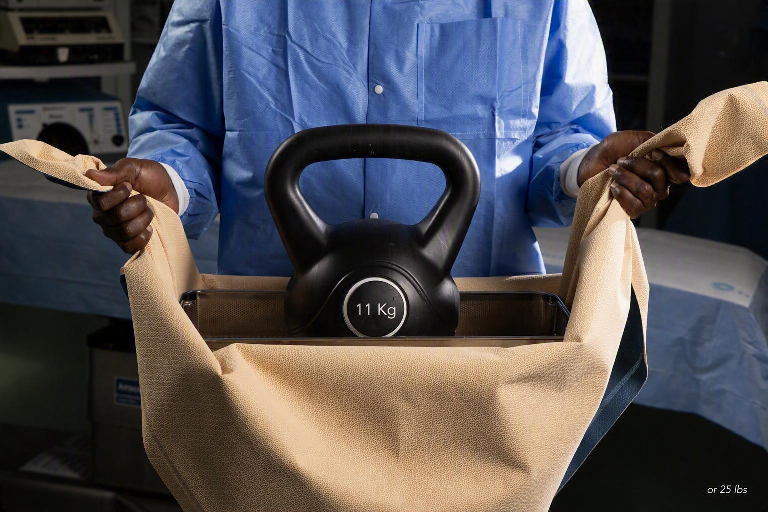 Een enkele plaat ARMOR-FLEX wikkelt een kettlebell van 25 kg in een instrumentenbak, waarmee treksterkte wordt aangetoond
